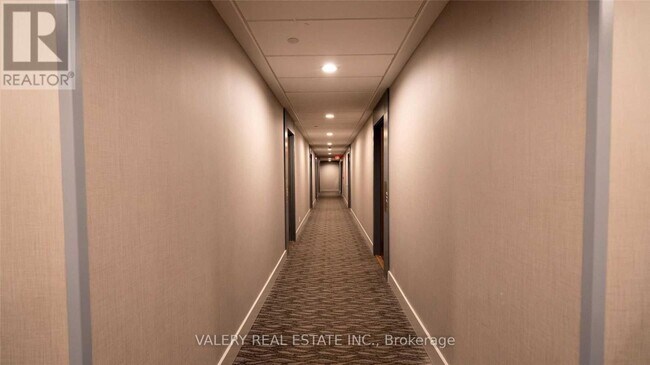 Photo du bâtiment - 2220 Lake Shore Blvd W