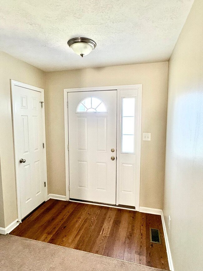 Foto del edificio - Nice home awaiting you to call home today- close to shopping and dining
