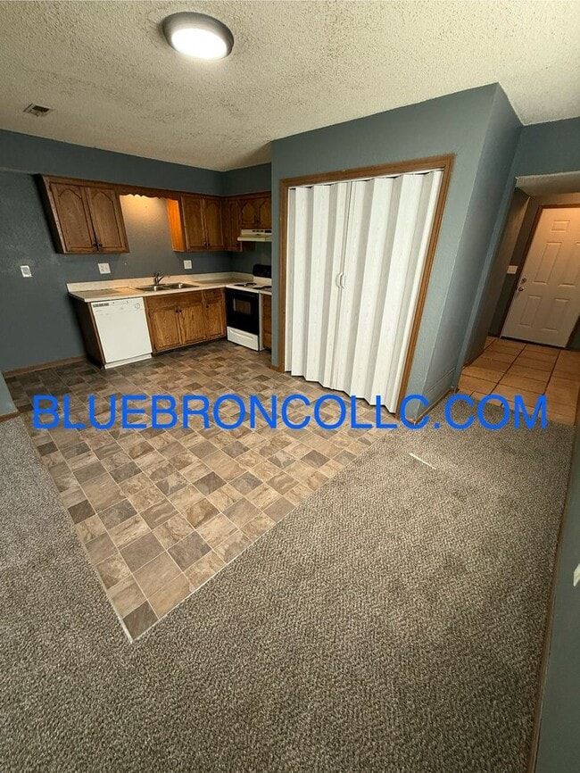 Building Photo - Great deal for an great property, Fresh pa...