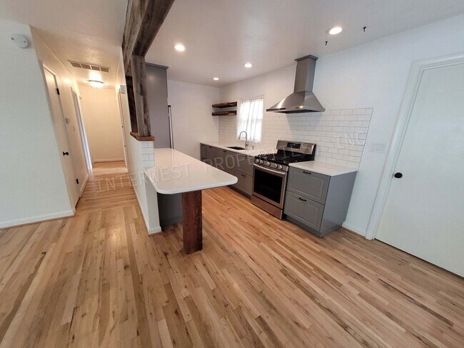 Foto del edificio - Beautiful 3 bdrm Home w/ a remodeled kitchen, stainless appliances, deck, yard and more!!!