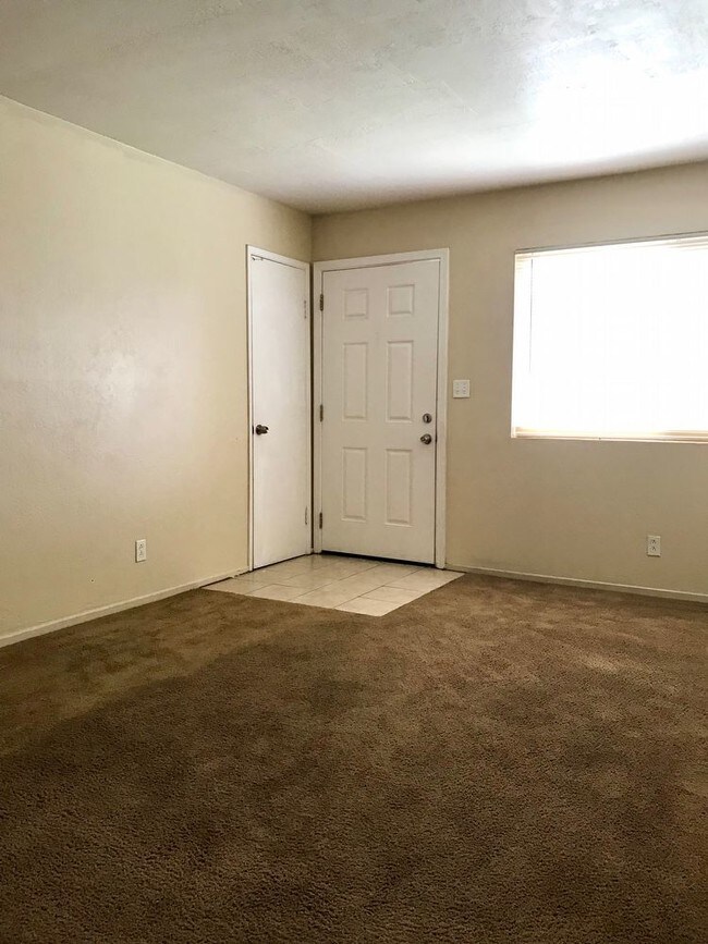 Building Photo - 2 Bed/1 Bath Close to Amenities