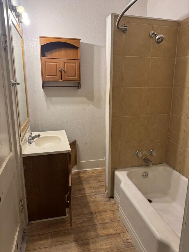 Foto del edificio - 207 1/2 College Ave - 207 Unit A