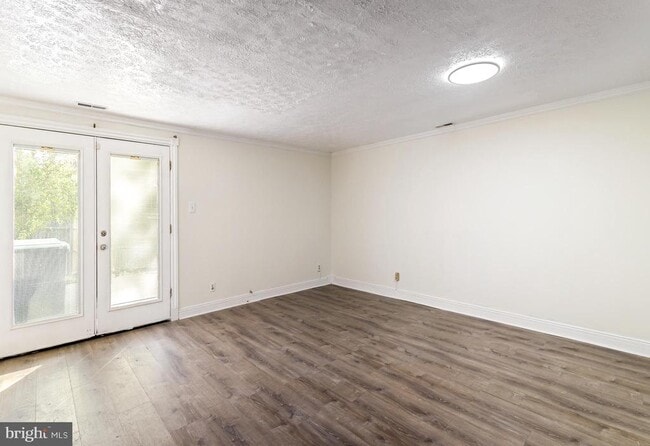 Building Photo - 8 Victoria Manor Ct