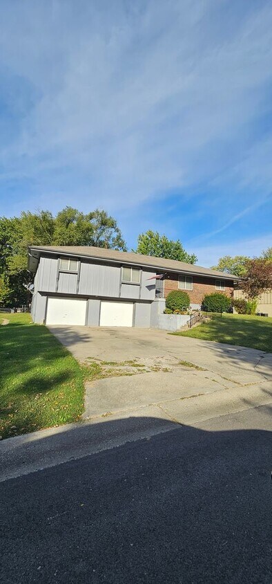 Primary Photo - Fantastic location! 3 blocks west of Lions...