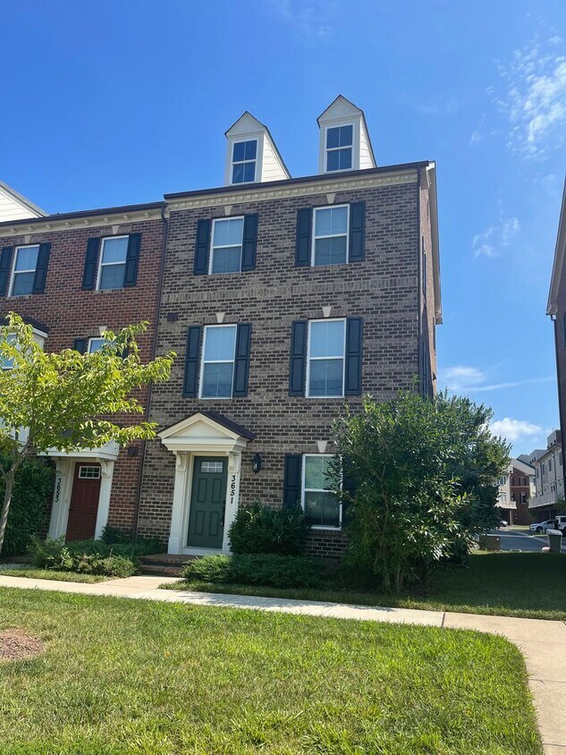 Primary Photo - END UNIT TOWNHOUSE WITH 2 CAR GARAGE, WOOD...