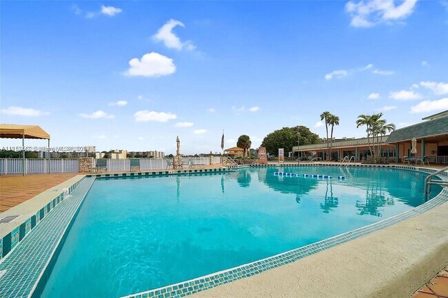 Building Photo - 1401 NE Miami Gardens Dr