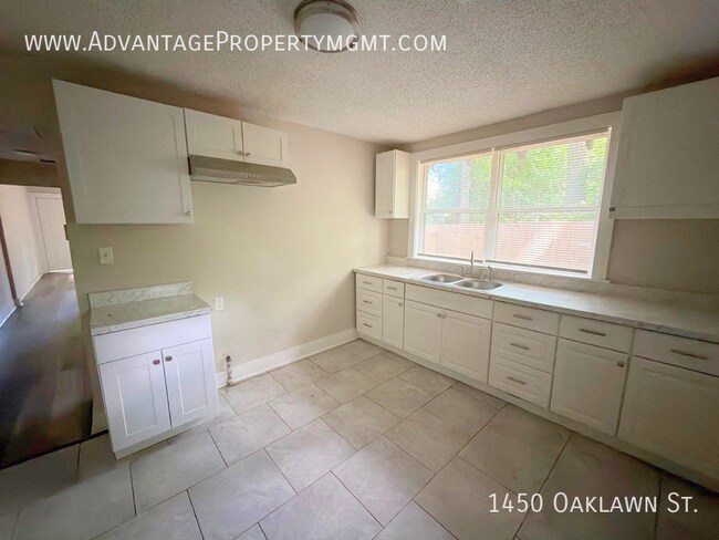 Building Photo - 1450 Oaklawn St