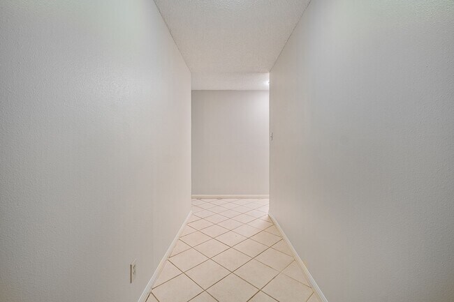 Foto del edificio - 3 Bedroom, 2 Bath Duplex Conveniently Loca...