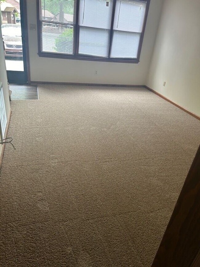 Building Photo - ***Lower rent limited time!!! *** First fu...