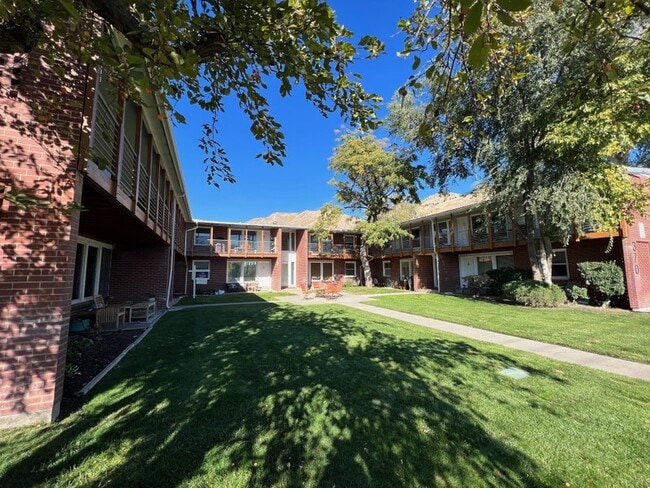 Building Photo - 370 W 800 N