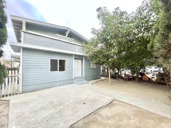 Building Photo - 923 W 41st St