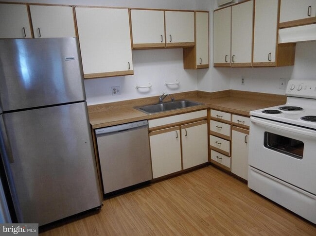 Building Photo - 15101 Interlachen Dr