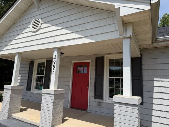 Building Photo - Remodeled House With So Much To Offer