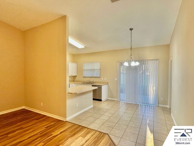 Foto del edificio - FULLY FENCED 3/2/2 TOWN HOME IN THE HEART OF PALM COAST