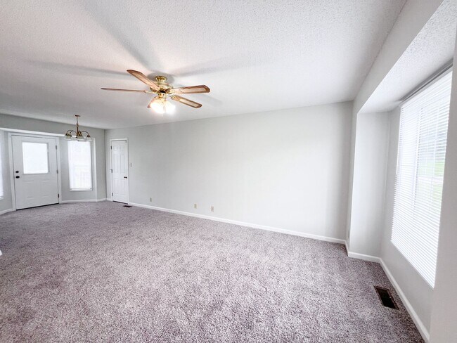 Foto del edificio - 3 Bedroom 2 Bathroom Home located on a cor...