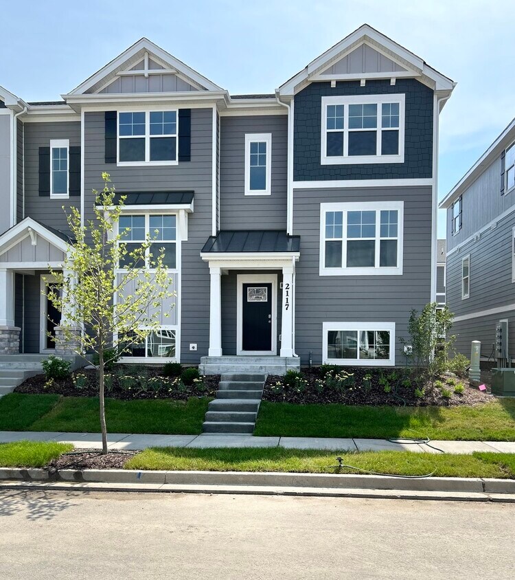 2117 Yellowstone Blvd, Mundelein, IL 60060 Townhome Rentals in
