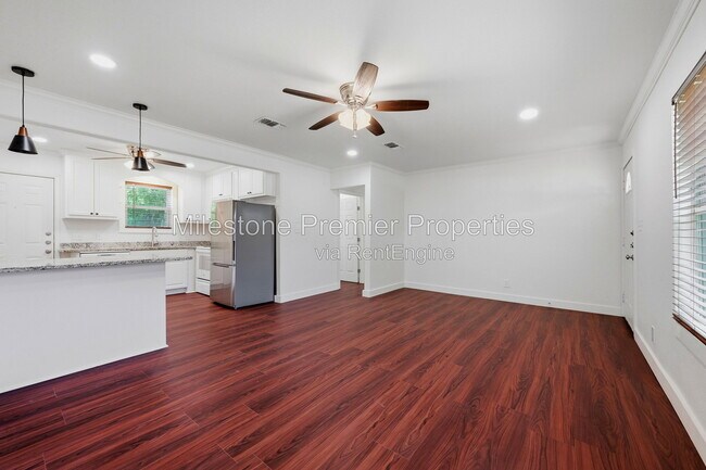 Building Photo - 1107 W Hanna St