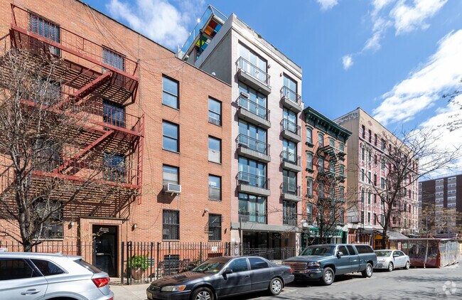 Building Photo - 643 E 11th St