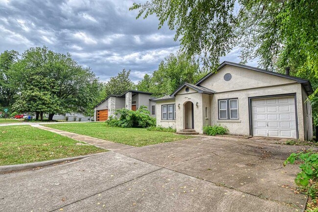 Foto del edificio - Newly Remodeled Campus Property! Lawn Care Included!