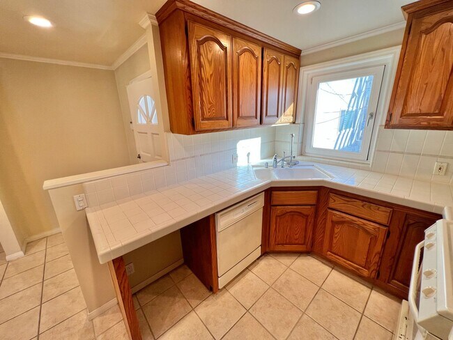 Foto del edificio - Peninsula Living just steps to the Beach - Garage included