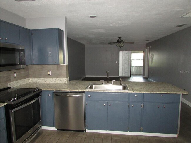 Foto del edificio - 12715 Raeburn Way