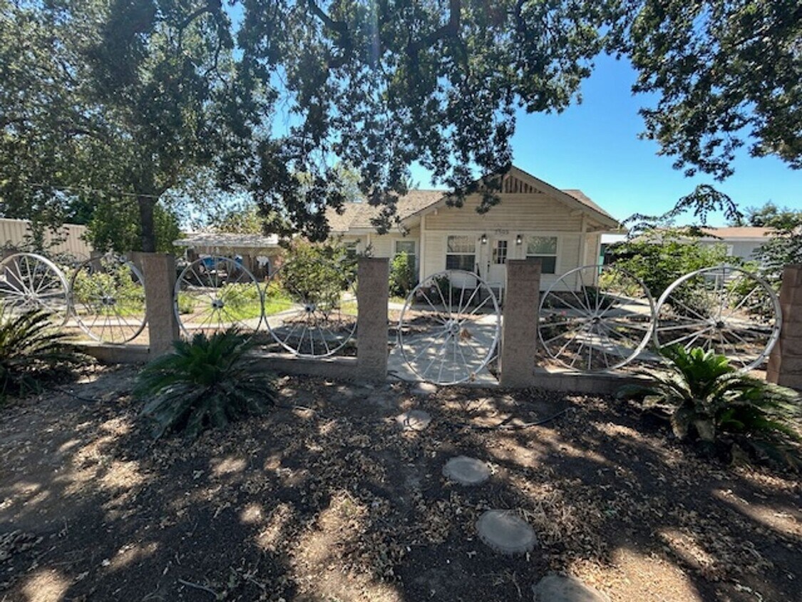 Primary Photo - 2503 N Demaree St
