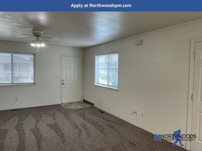 Building Photo - Beautiful 2 Bedroom 2.5 Bathroom Townhouse...