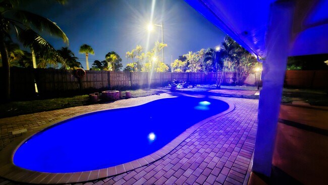 Piscina de noche - 6070 Serene Run