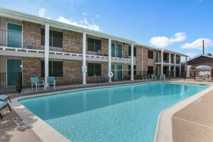 Foto del edificio - 1437 Cavender Dr