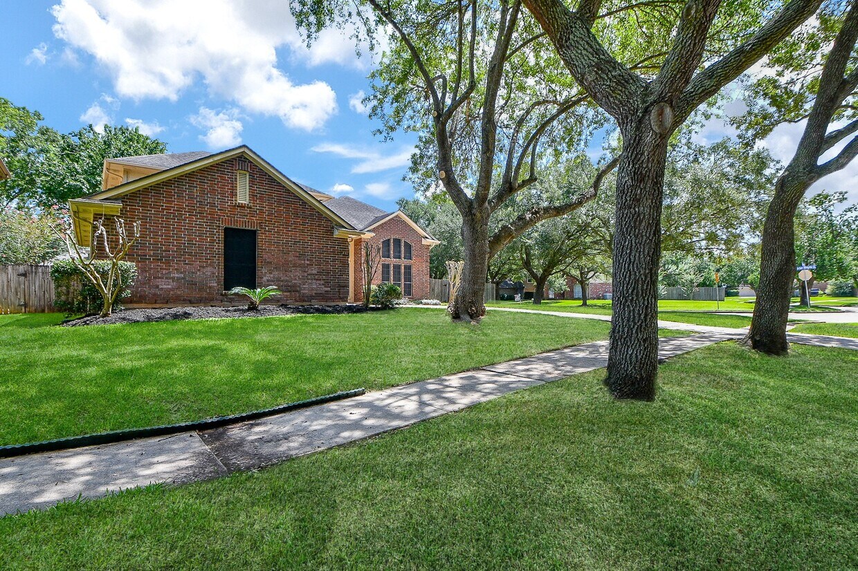 Foto principal - 6335 Oakburl Ln