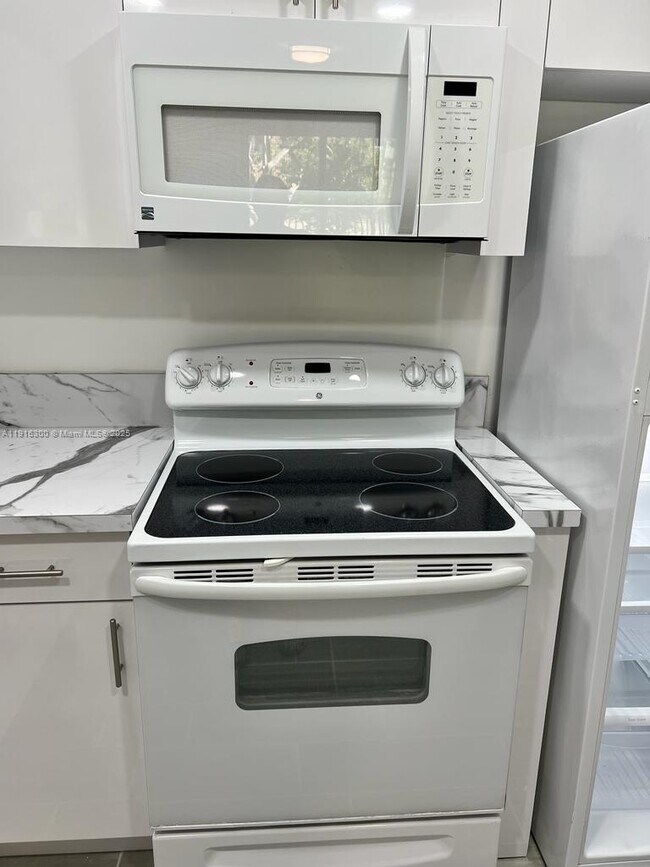 Foto del edificio - 6940 Miami Gardens Dr