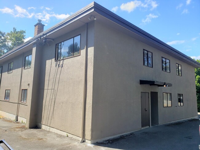 Building Photo - 3861 Shelbourne St