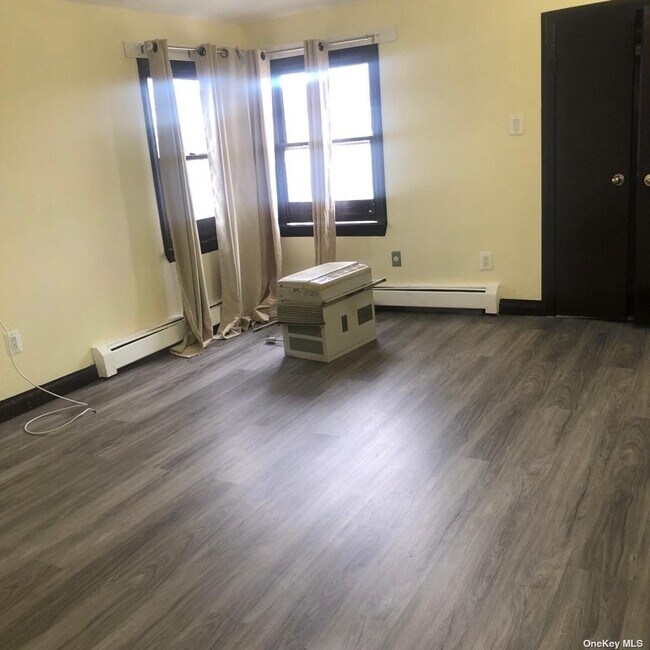 Building Photo - 140-31 Brookville Blvd