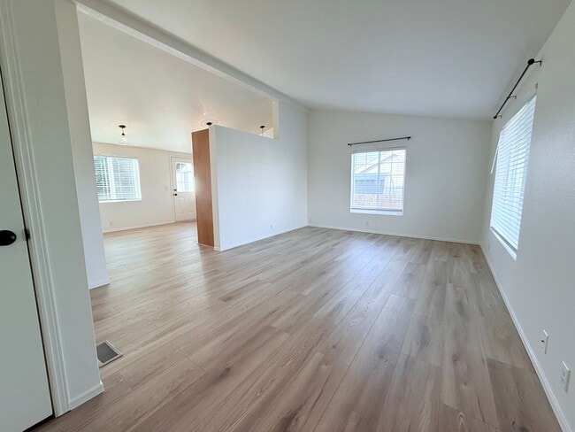 Foto del edificio - 571 SE Mountain View Rd