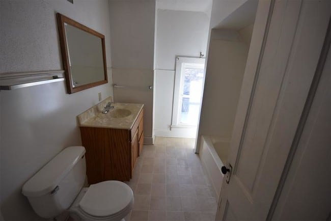 Building Photo - 2 Bedroom Upper