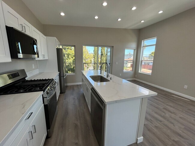 Building Photo - Newly Built 4 bed House! Prime Location