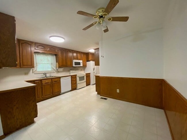 Building Photo - Introducing a charming 3 bedroom, 2 bathro...