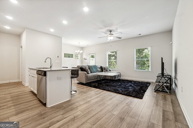 Building Photo - 4655 Fullerton Dr