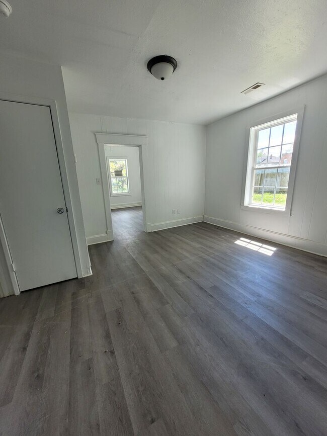 Building Photo - Come see this 2 Bedroom 1 Bath near Downtown!