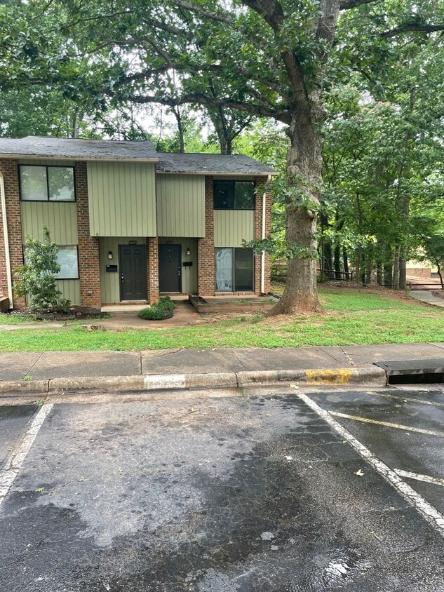 Primary Photo - 2BD 1.5BA Townhome!