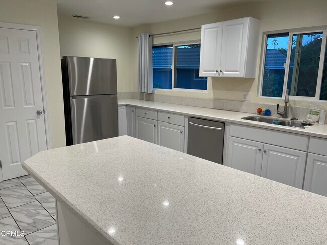 Building Photo - 914 Sandpiper Ct
