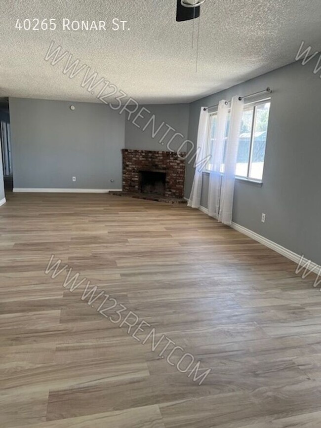 Building Photo - LAKE LOS ANGELES 3BD/2BTH  PLUS BONUS ROOM...