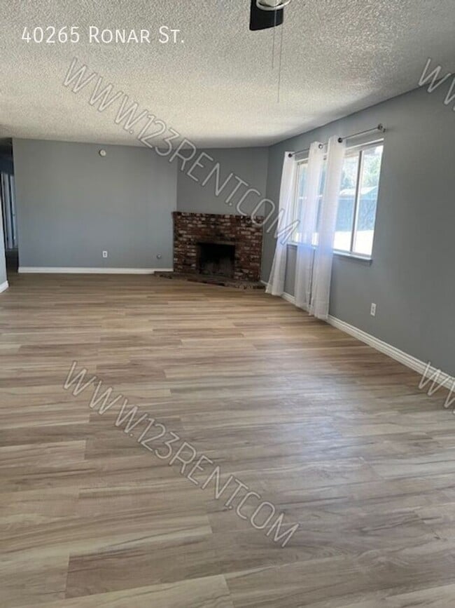 Foto del edificio - LAKE LOS ANGELES 3BD/2BTH  PLUS BONUS ROOM...