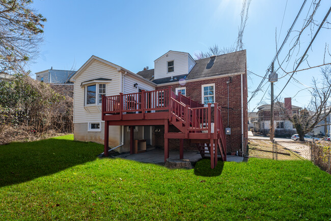 Large fenced rear yard sports 2-level deck! - 4607 N Carlin Springs Rd