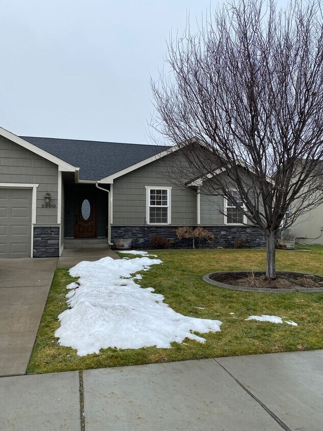 Primary Photo - $500 Off First Months Rent!* Premier Livin...