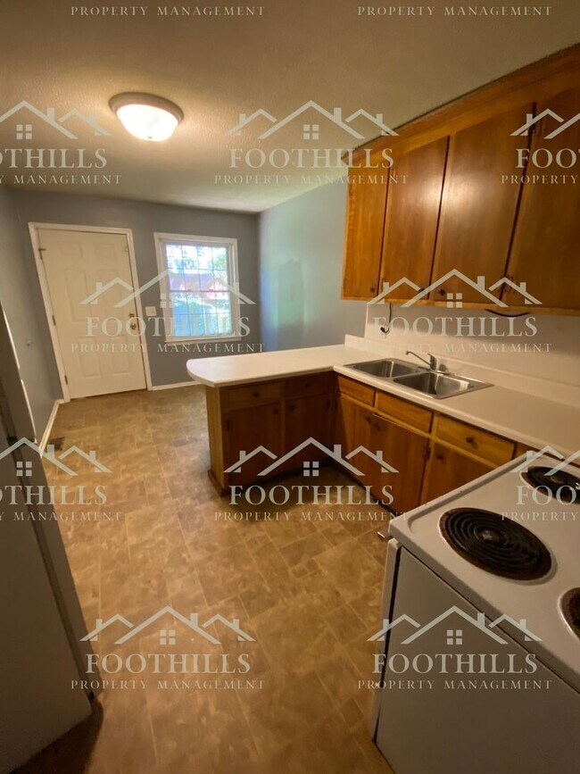 Building Photo - 418 West Fredericks St