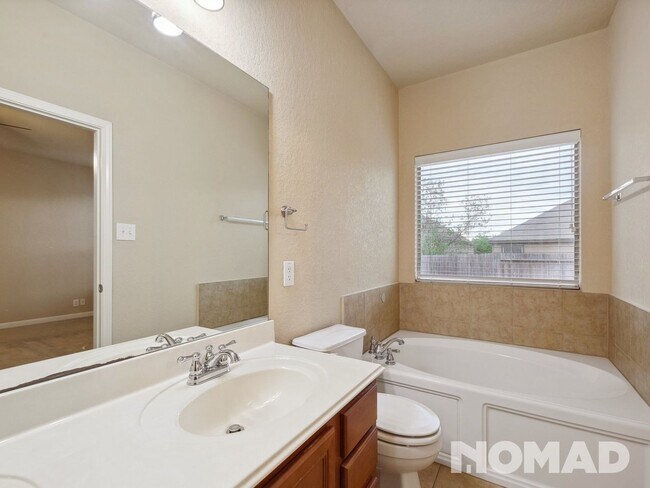 Foto del edificio - 4 Bedroom Single Family Home in San Antonio