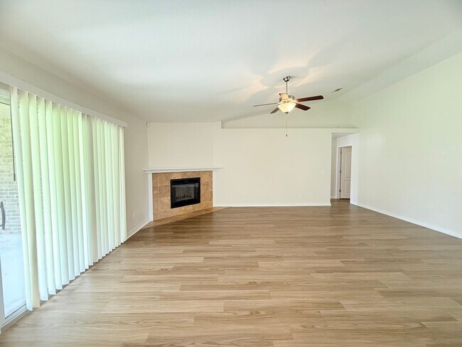 Foto del edificio - Spacious 4 Bed/3 Bath - Tanglewood