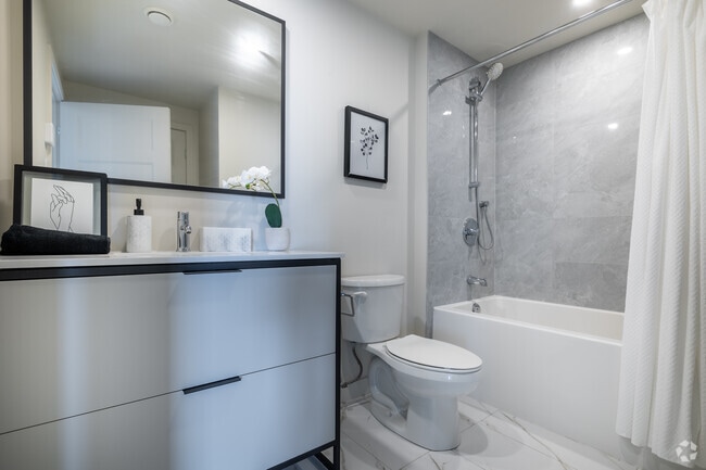 2BR, 1BA - 826SF - Bathroom - Westpark