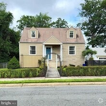 Building Photo - 4012 Woodland Dr